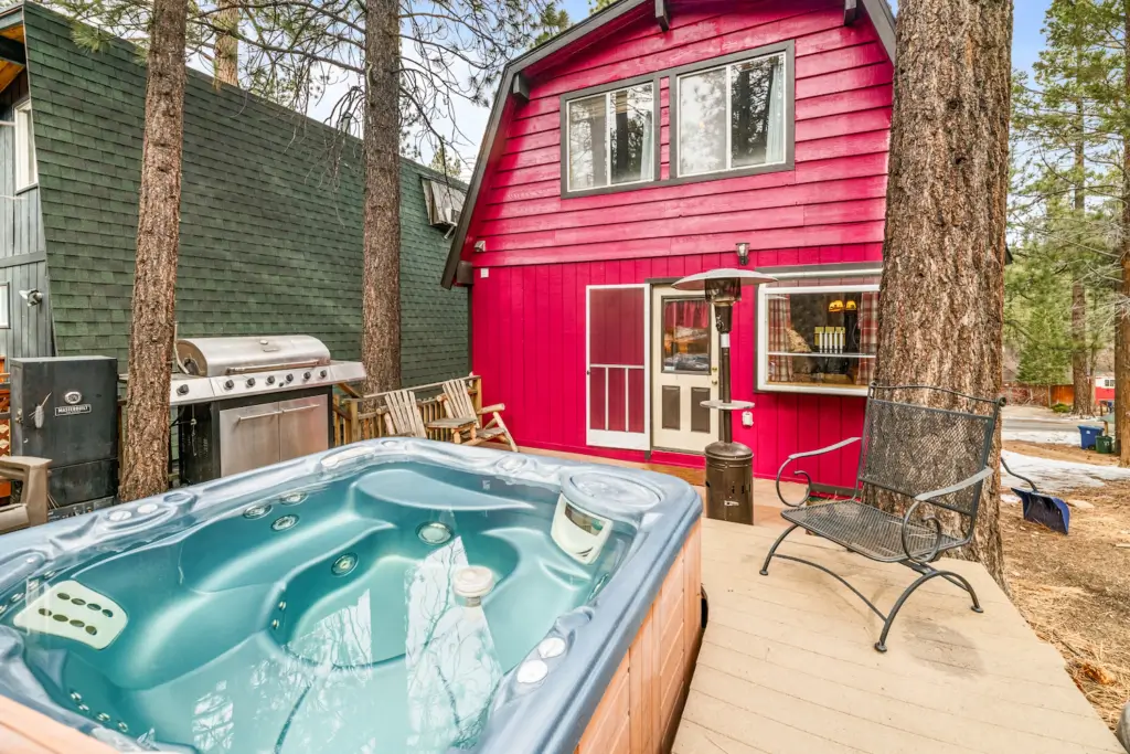 A hot tub sitting in the middle of a deck.